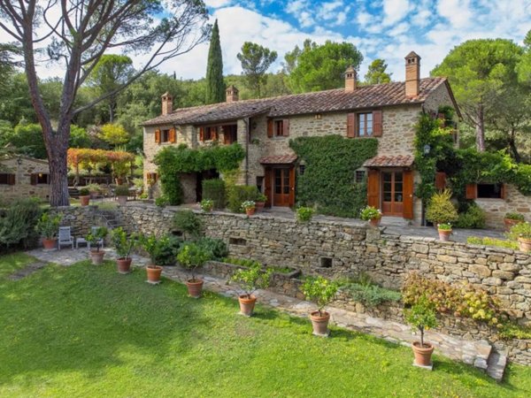 casa indipendente in vendita a Cortona