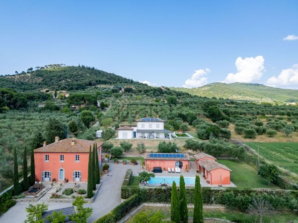 casa indipendente in vendita a Cortona