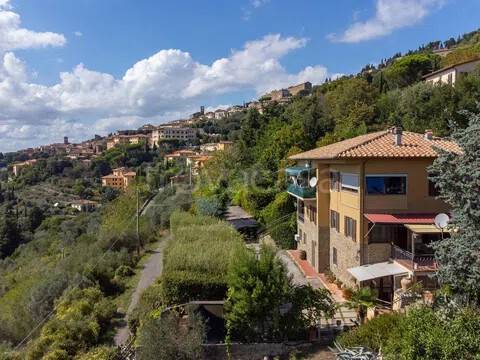 casa indipendente in vendita a Cortona