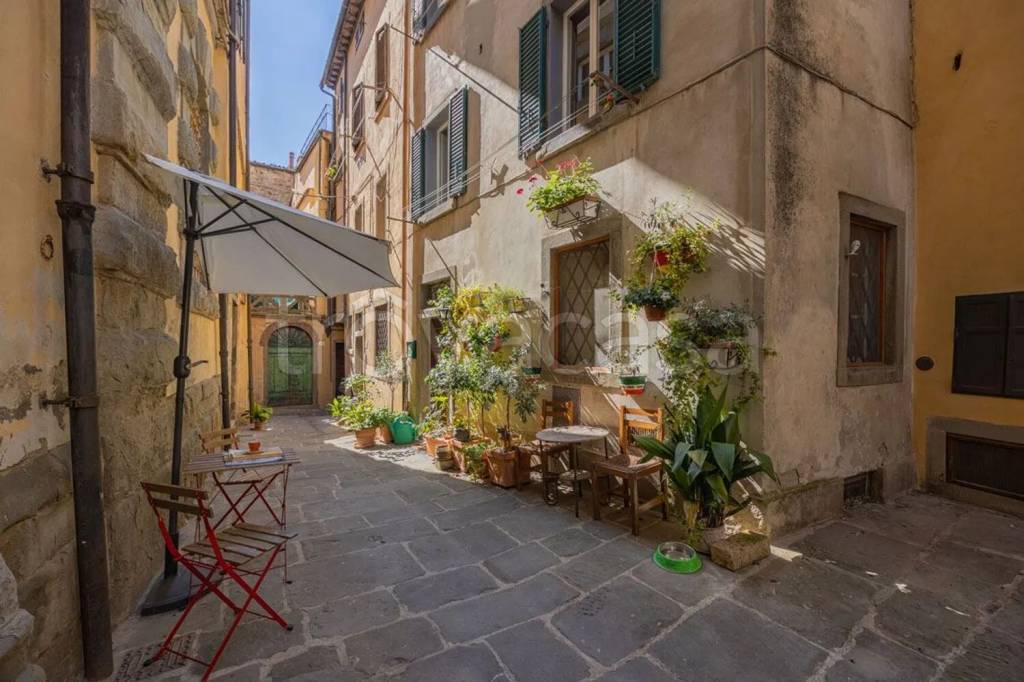 casa indipendente in vendita a Cortona