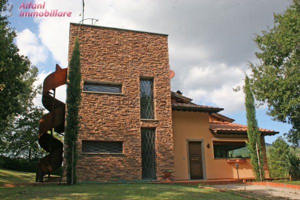 casa indipendente in vendita a Cortona