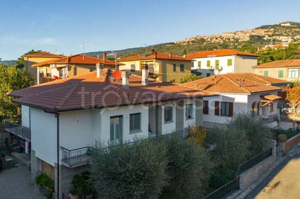 casa indipendente in vendita a Cortona in zona Camucia