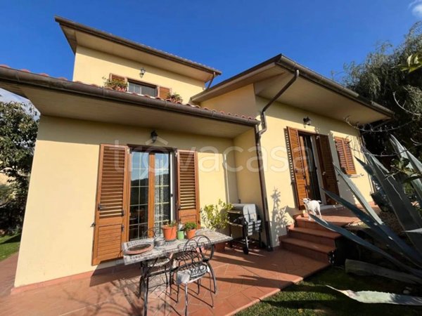 casa indipendente in vendita a Cortona