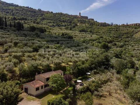 casa indipendente in vendita a Cortona
