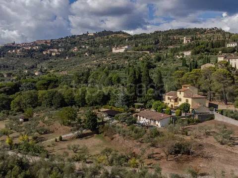 casa indipendente in vendita a Cortona