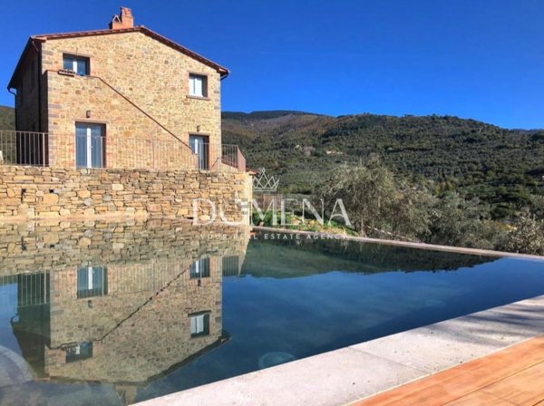 casa indipendente in vendita a Cortona