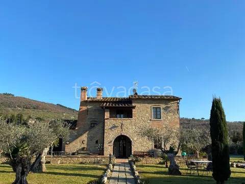 casa indipendente in vendita a Cortona