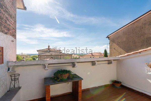 casa indipendente in vendita a Cortona in zona Camucia