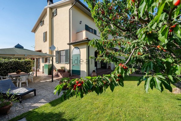 casa indipendente in vendita a Cortona