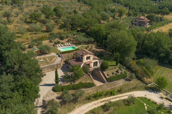 casa indipendente in vendita a Cortona