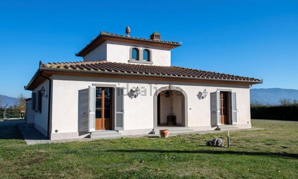 casa indipendente in vendita a Cortona