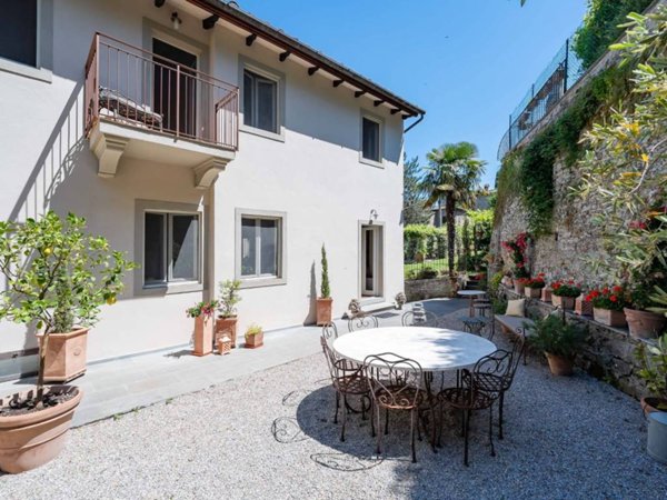 casa indipendente in vendita a Cortona