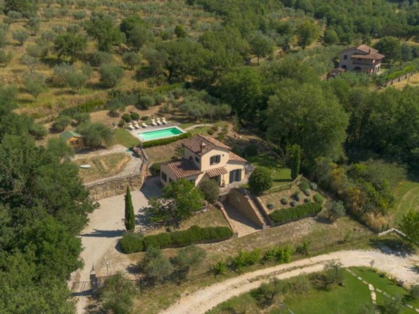 casa indipendente in vendita a Cortona