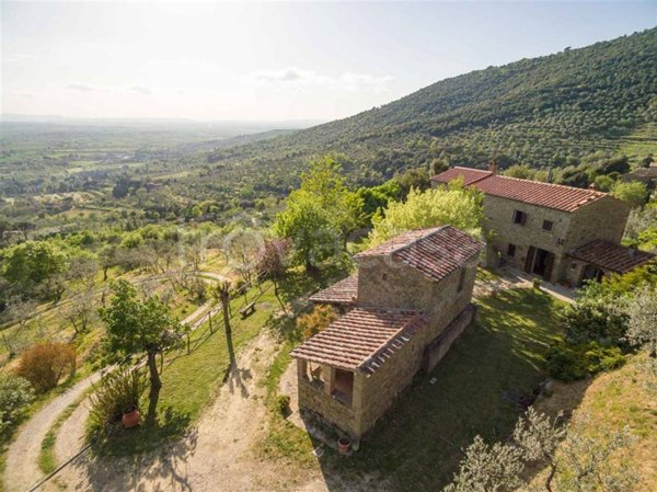 casa indipendente in vendita a Cortona