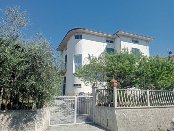 casa indipendente in vendita a Cortona in zona Terontola