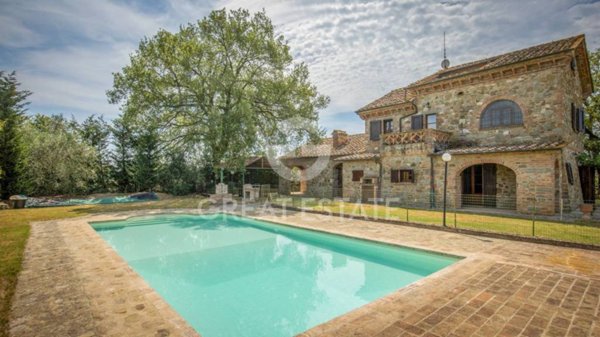 casa indipendente in vendita a Cortona