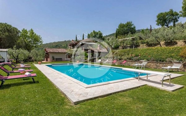 casa indipendente in vendita a Cortona