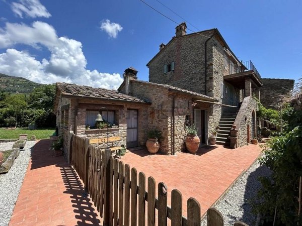 casa indipendente in vendita a Cortona