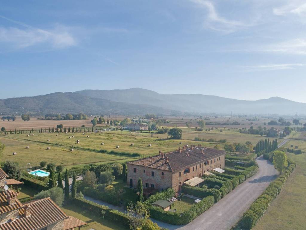casa indipendente in vendita a Cortona