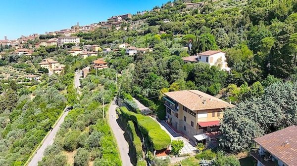 casa indipendente in vendita a Cortona