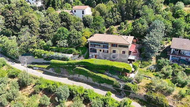 casa indipendente in vendita a Cortona