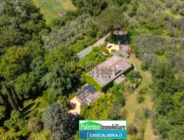 casa indipendente in vendita a Cortona
