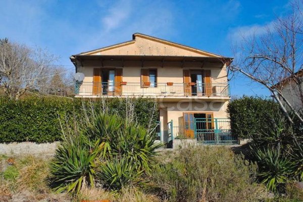casa indipendente in vendita a Cortona
