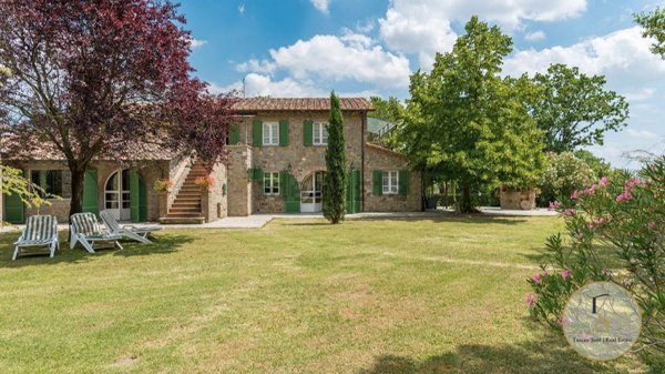 casa indipendente in vendita a Cortona