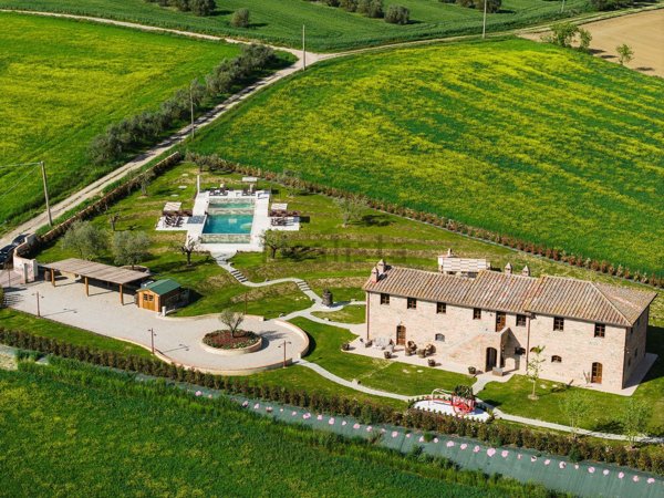 casa indipendente in vendita a Cortona