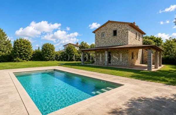 casa indipendente in vendita a Cortona