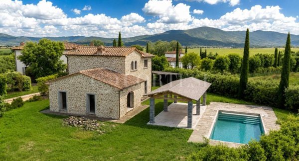 casa indipendente in vendita a Cortona