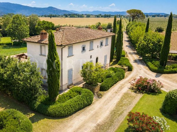 casa indipendente in vendita a Cortona