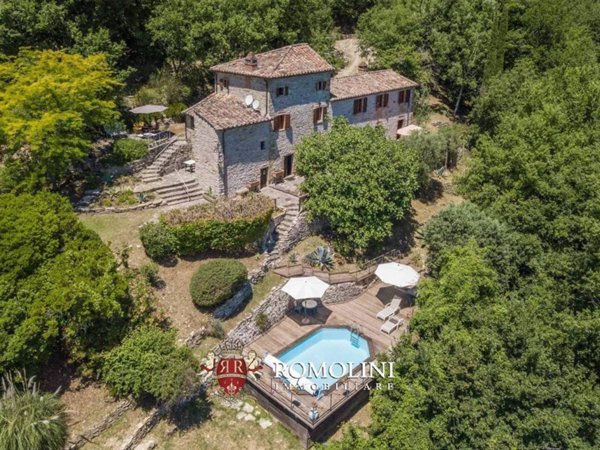 casa indipendente in vendita a Cortona