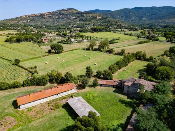 casa indipendente in vendita a Cortona