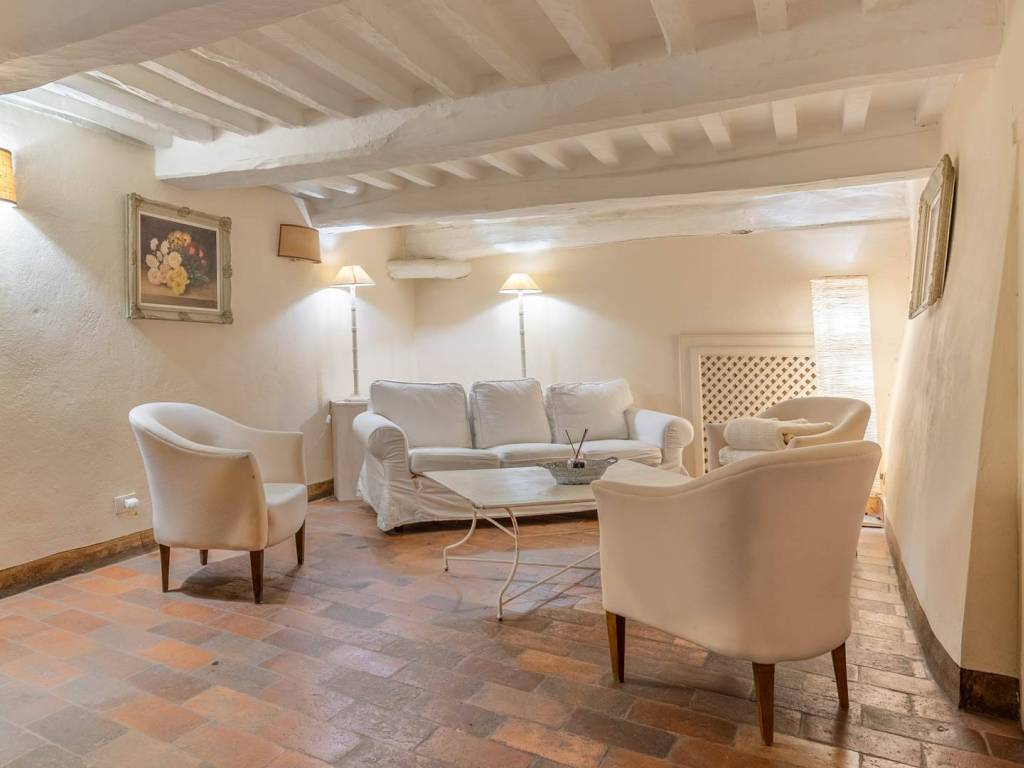 casa indipendente in vendita a Cortona