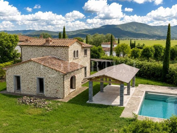 casa indipendente in vendita a Cortona