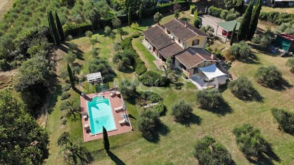 casa indipendente in vendita a Cortona