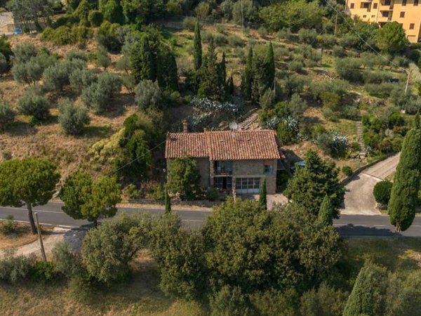 casa indipendente in vendita a Cortona