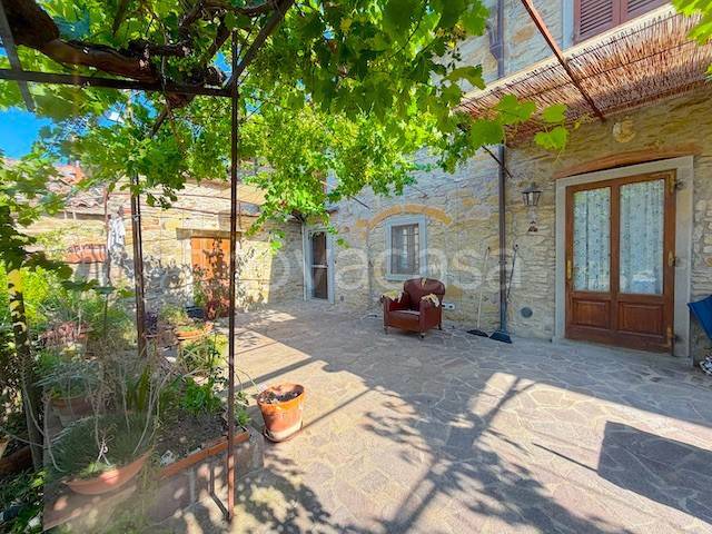 casa indipendente in vendita a Cortona