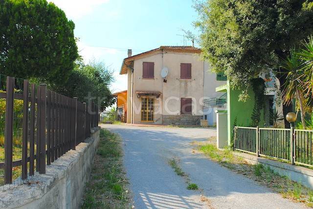 casa indipendente in vendita a Cortona in zona Montecchio