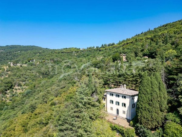 casa indipendente in vendita a Cortona