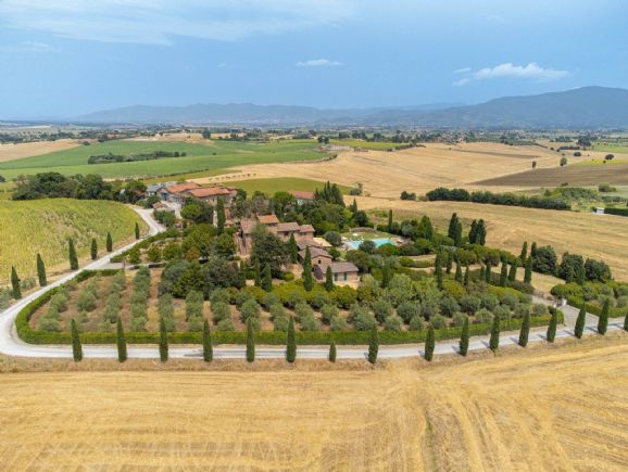 casa indipendente in vendita a Cortona in zona Farneta