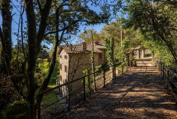 casa indipendente in vendita a Cortona