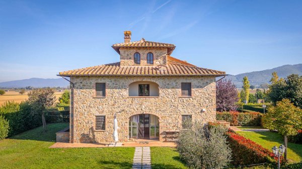 casa indipendente in vendita a Cortona