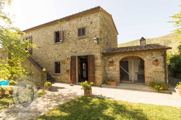 casa indipendente in vendita a Cortona