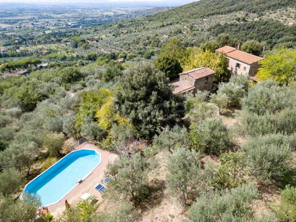 casa indipendente in vendita a Cortona