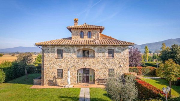 casa indipendente in vendita a Cortona