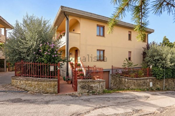 casa indipendente in vendita a Cortona in zona Camucia