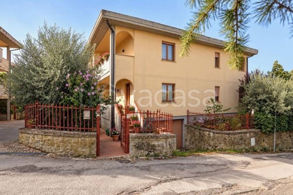 casa indipendente in vendita a Cortona in zona Camucia