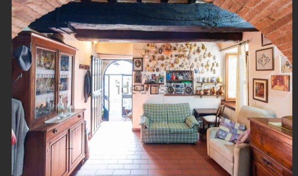 casa indipendente in vendita a Cortona in zona Camucia